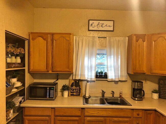 Foto del edificio - Large 3 Bedroom Available Now! Central air - Laundry provided!