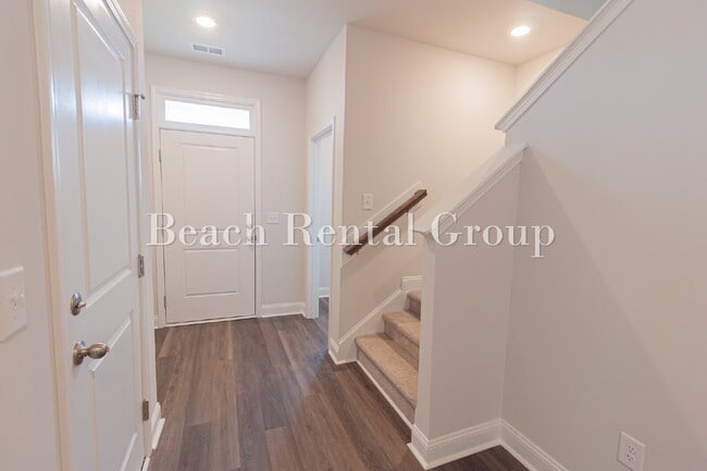 Building Photo - Spacious 3 Bedroom w/Loft, End Unit