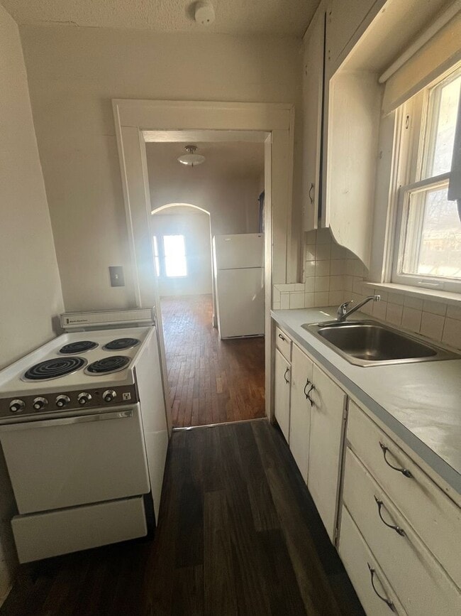 Foto del edificio - 2-Bedroom, 1-Bathroom Apartment in Converted Quadplex