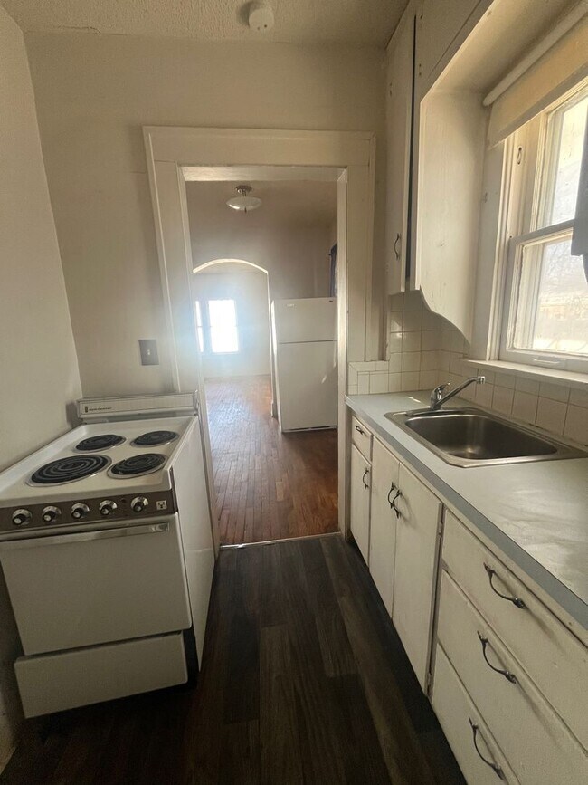 Building Photo - 2-Bedroom, 1-Bathroom Apartment in Converted Quadplex