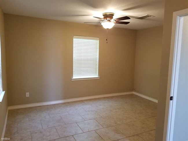Building Photo - 1 br, 1 bath House - 413 W Dengar Ave