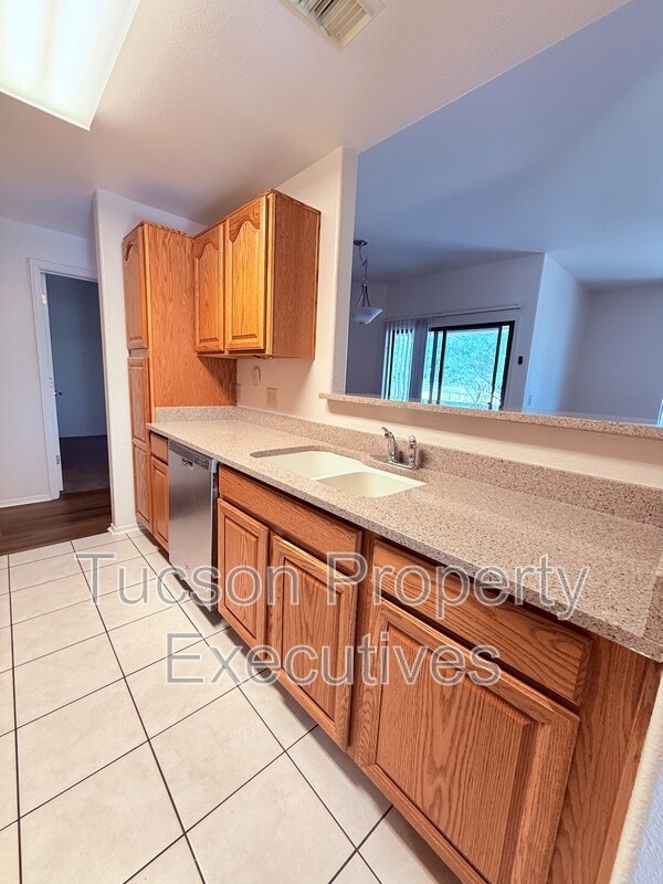 Foto del edificio - 2550 E River Rd