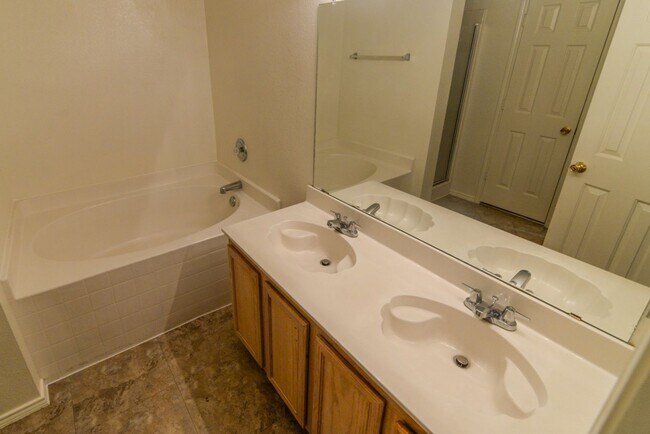 Building Photo - Super home in Lancaster!