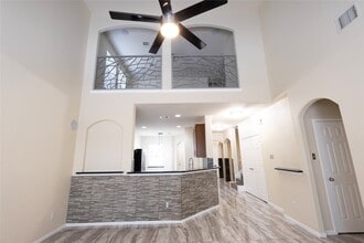 Building Photo - 6442 Wilshire Lakes