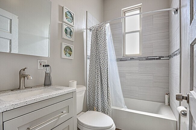 Foto del edificio - HUGE TOP FLOOR 3Bed/2Bath in Logan Square! In-Unit Laundry! Central Air! Large Private Deck!