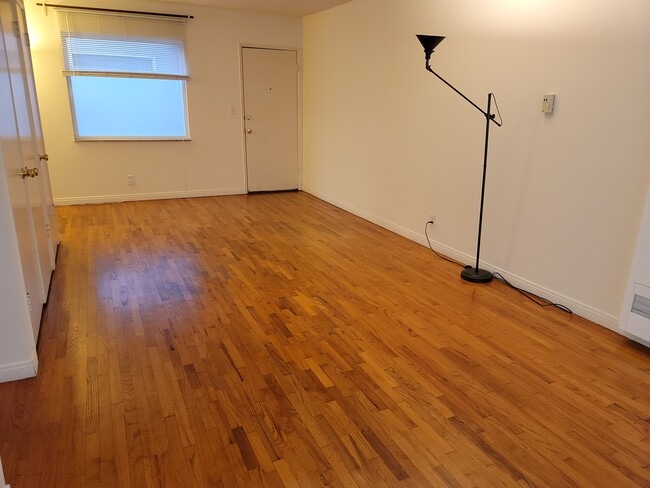 Building Photo - 2362 Walgrove Ave