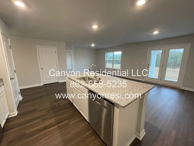 Foto del edificio - Great Location near everything, beautirul 4 Br 2 Bath