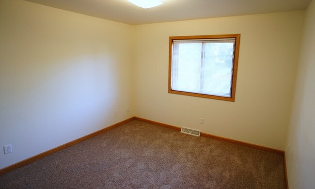Building Photo - 3342 Rosewood Dr