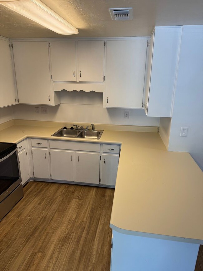 Building Photo - Great Location! Updated Townhouse Convenie...