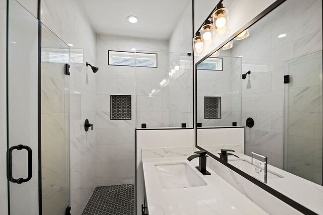 Building Photo - 1071 St Clair St