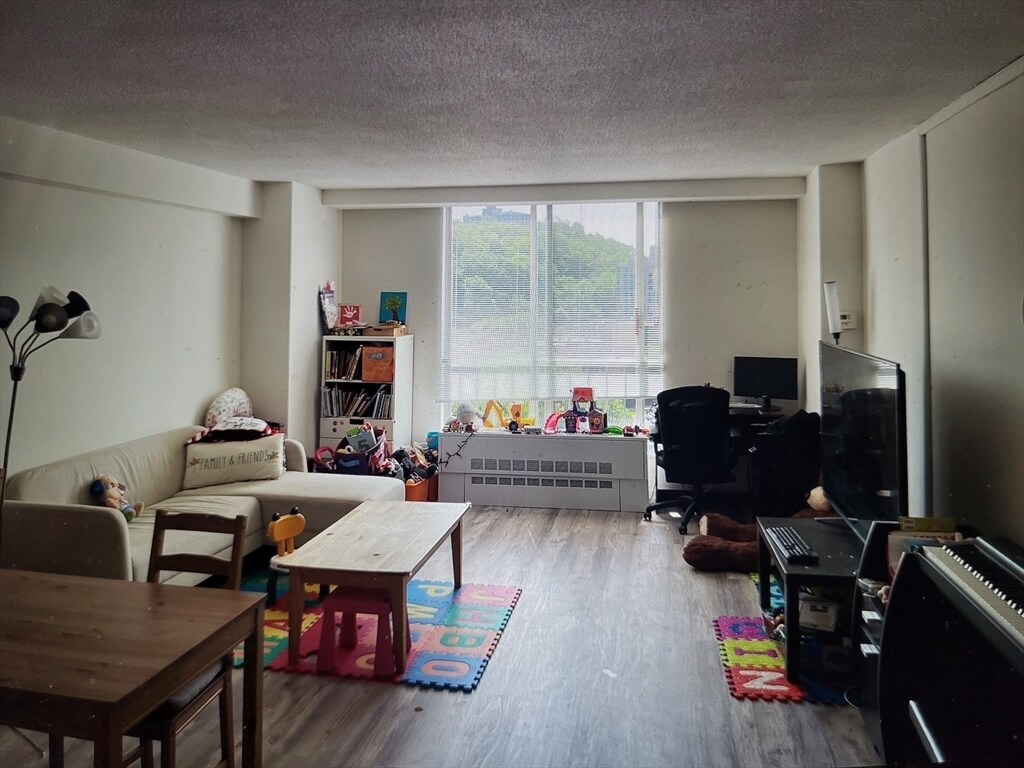 Primary Photo - 33 Pond Ave