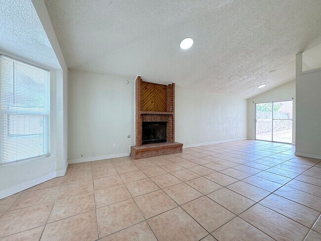 Foto del edificio - Northeast El Paso 2 bed Refrig A/C Duplex