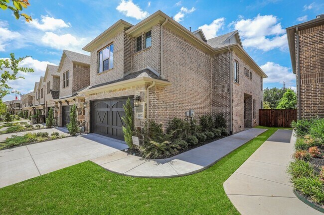 Building Photo - Beautiful Townhome in Plano ISD