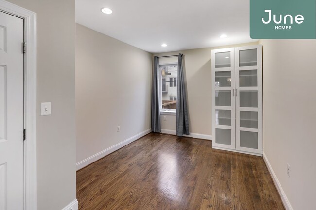 Building Photo - ROOM ONLY in 3-bed/2.5-bath Home