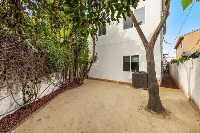 Building Photo - 6323 Mesita Dr