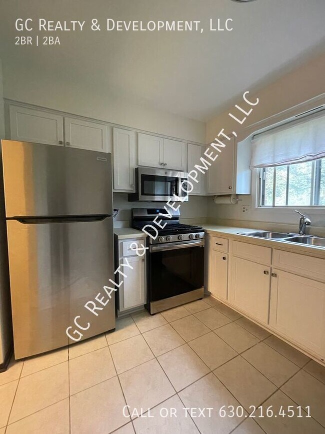 Building Photo - ***WHEATON LOCATION / 2 BDRM / 2 FULL BTH ...