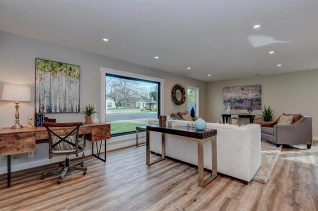 Building Photo - Beautiful 4 Bed 2 Bath Home in Prime Campb...