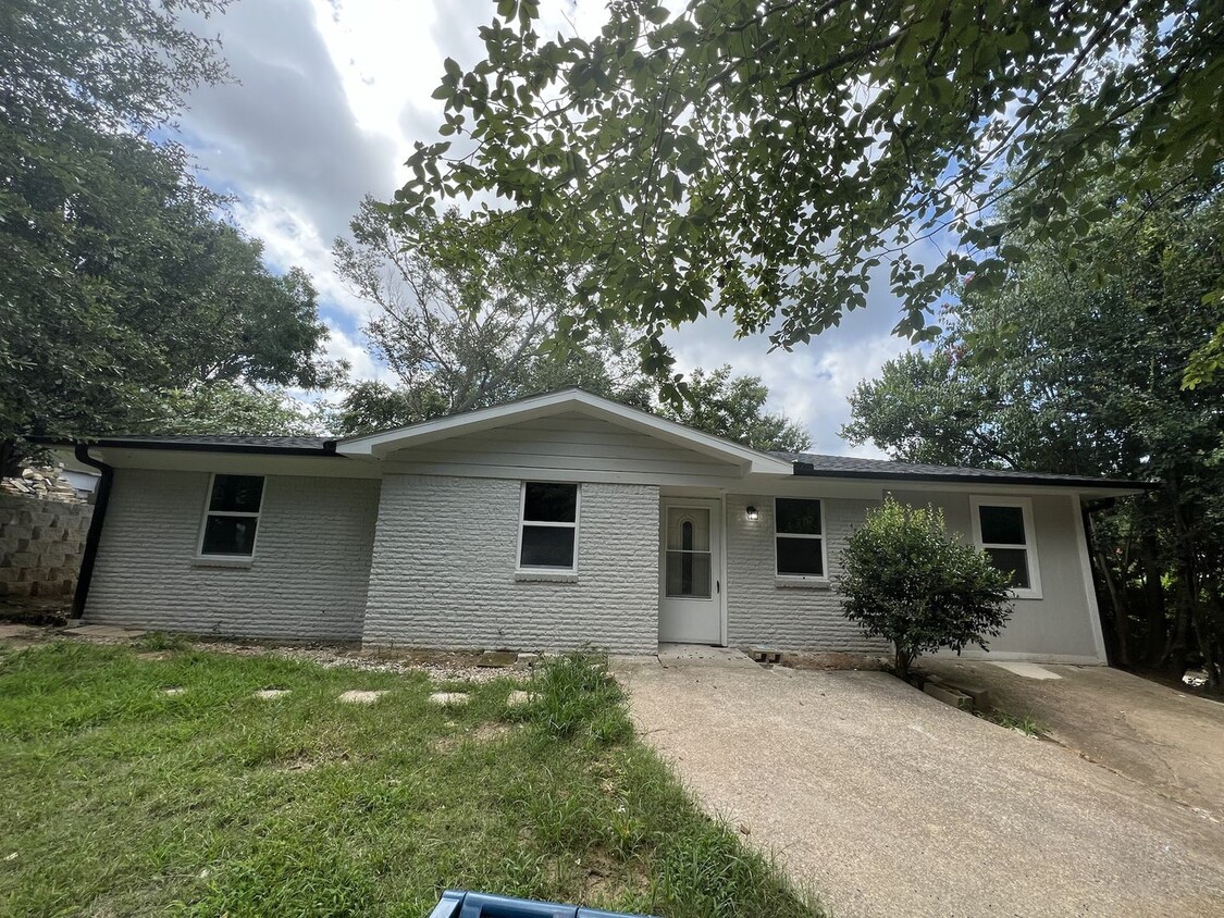 Primary Photo - Fully Remodeled 4 Bedroom 1 Bath in Athens!