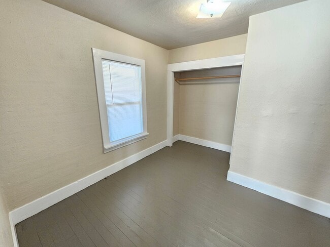 Building Photo - 1802 Cove Ave