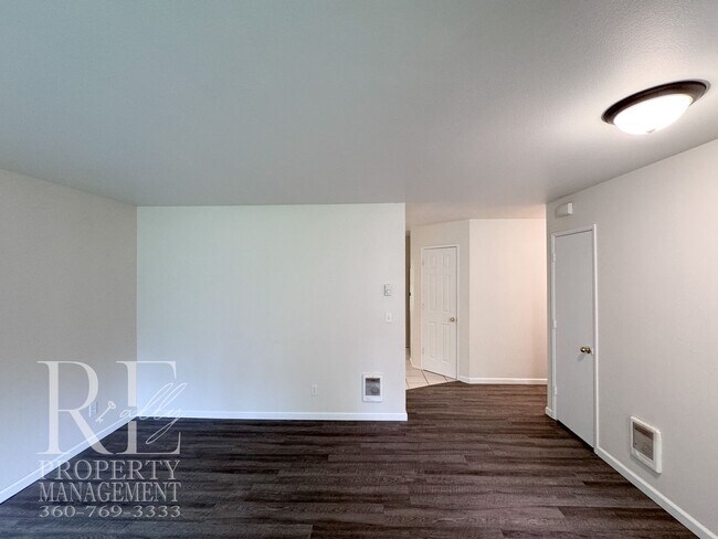 Foto del edificio - Bright Single-Story Duplex with Spacious Yard & Covered Porch