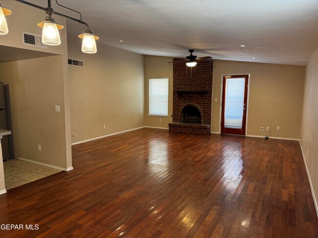 Foto del edificio - 8700 Lakehurst Rd