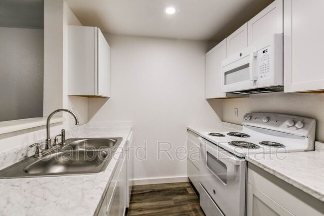 Building Photo - 3985 Starboard Ln SE