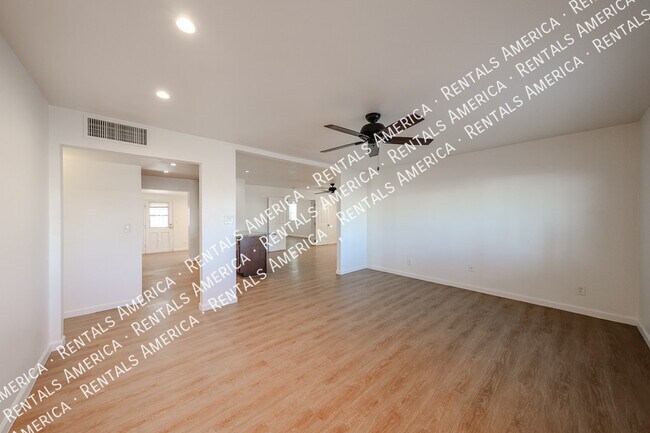 Foto del edificio - 601 N 73rd Pl