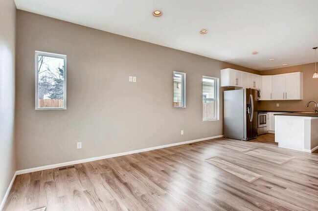 Building Photo - Beautiful 4 Bedroom 4 Bathroom half Duplex...