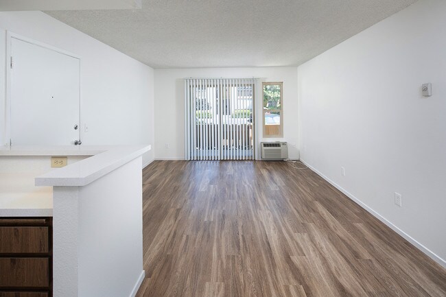 Building Photo - Mission Valley 1 Bedroom Condo w/ Pool, Spa, Fitness Center!