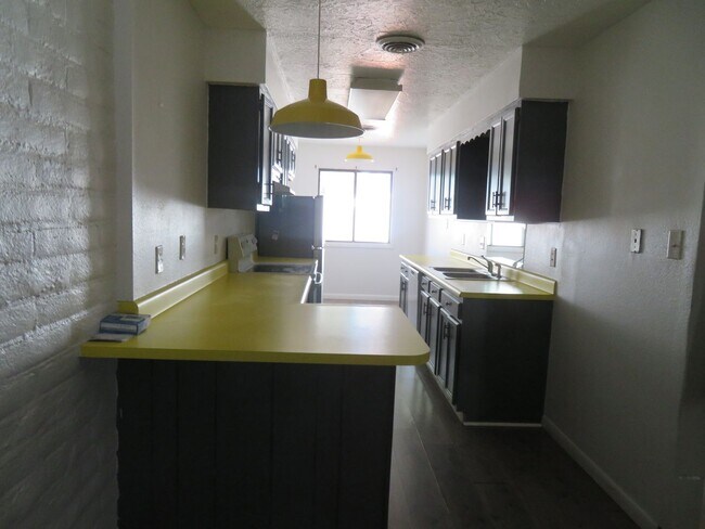 Foto del edificio - Clean 2 Bedroom, 2 Bath Town House for Rent