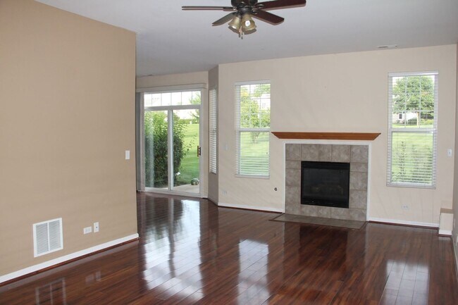 Foto del edificio - Beautiful 3 Bed/2.5 Bath Townhome Located in Carpentersville!