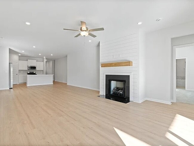 Building Photo - Spacious 4BR House in Athens