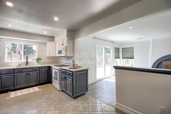 Building Photo - 2585 Warbler Ave