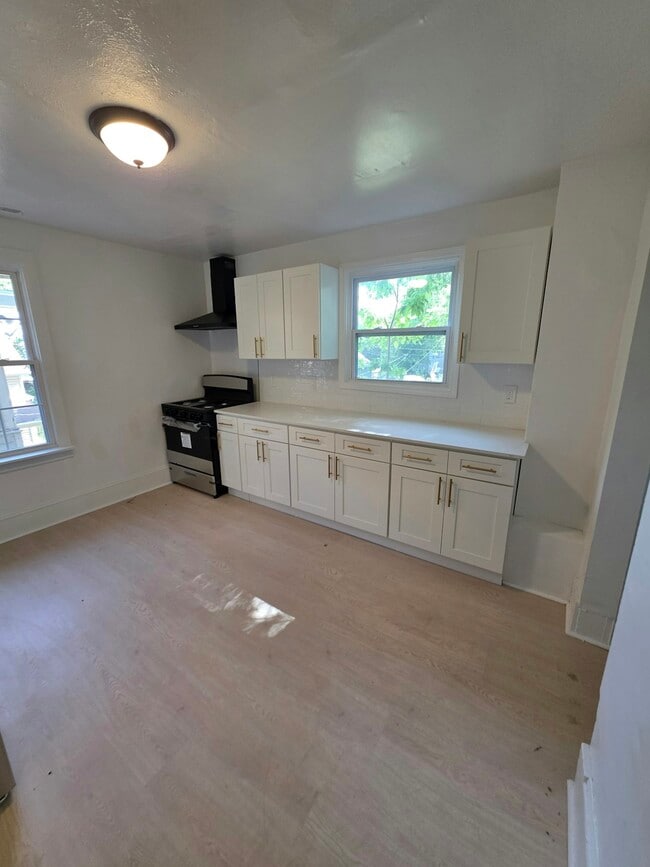 Building Photo - 2049 W 85th St
