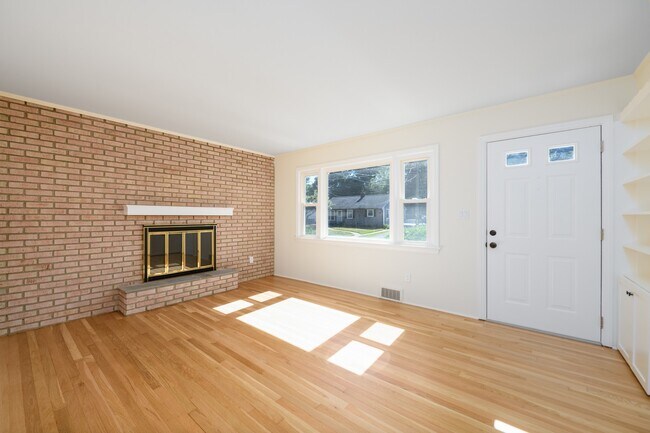 Foto del edificio - 361 Meadowbrook Ave