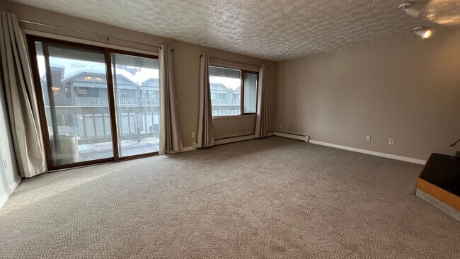 Building Photo - Beautifully maintained (3) bedroom, (2) ba...