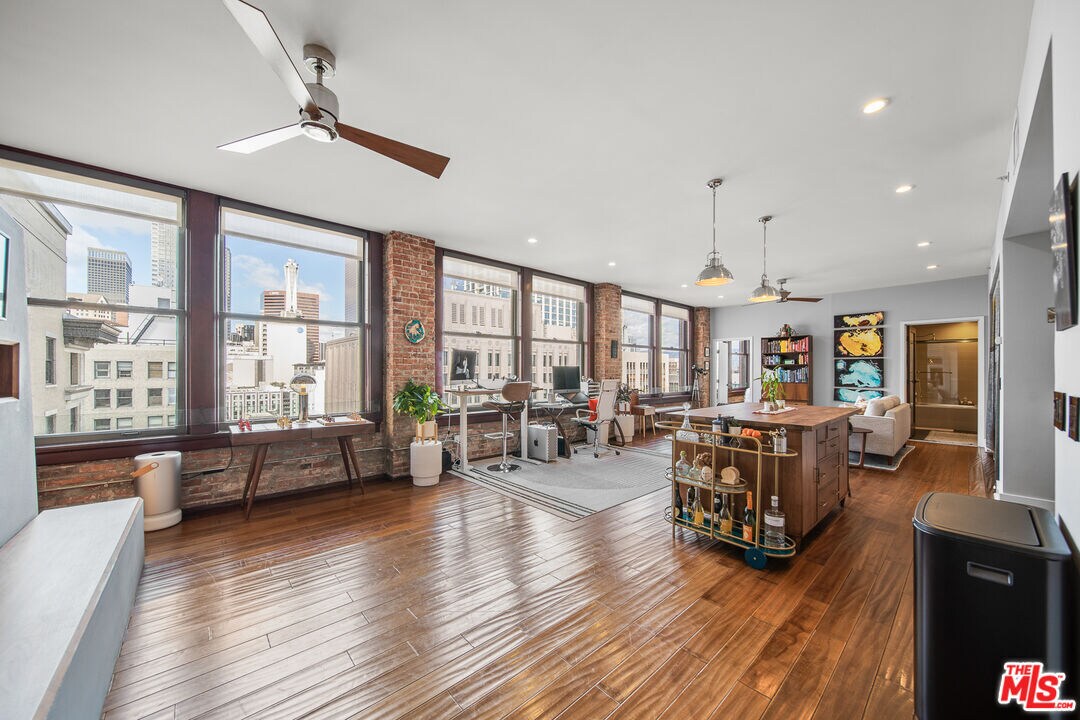 Foto principal - 460 S Spring St