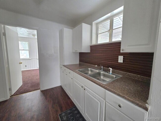 Foto del edificio - 18244 Lenore Ave