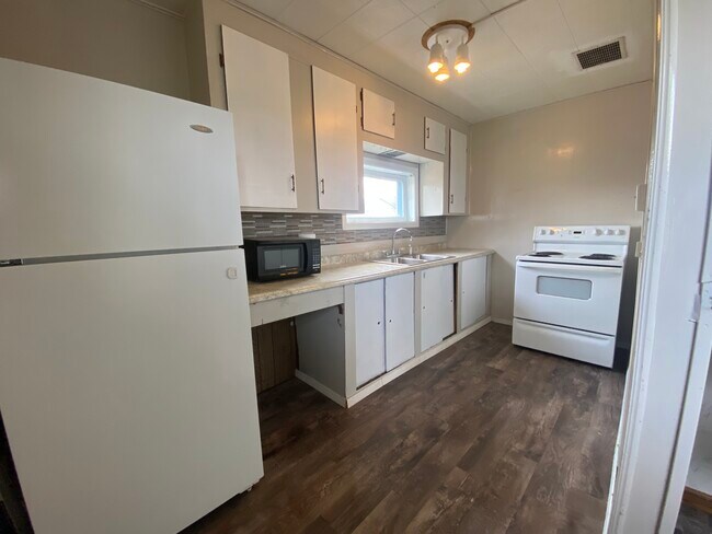 Building Photo - 106 Main St S