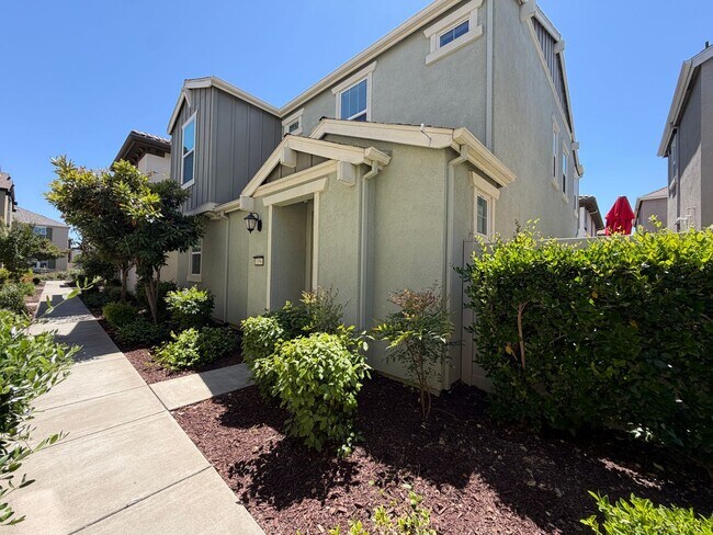 Foto del edificio - Beautiful 4 Bedroom  home in Fantastic Location