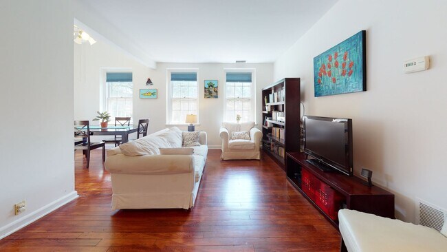 Foto del edificio - McLean Gardens 1,000 Sq Foot Loft Style Ap...