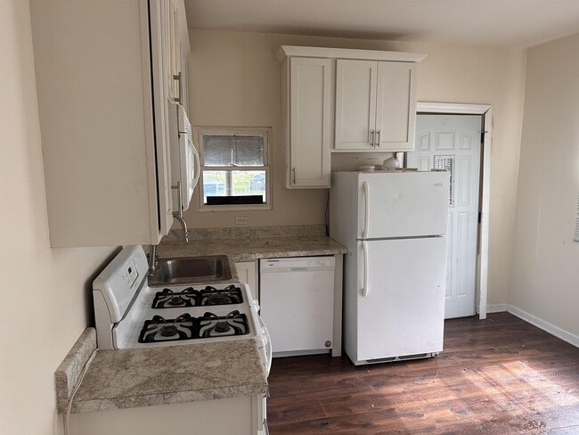 Building Photo - 6107 24th Ave