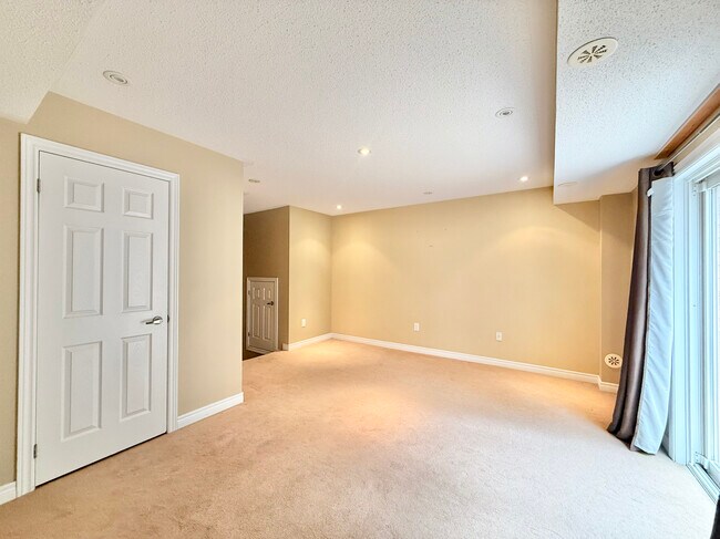 Building Photo - 3 BED - 3 BATH - BRAMPTON - STACKED TOWNHOUSE