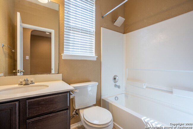 Foto del edificio - Comfortable Living in a Gated Community Near It All