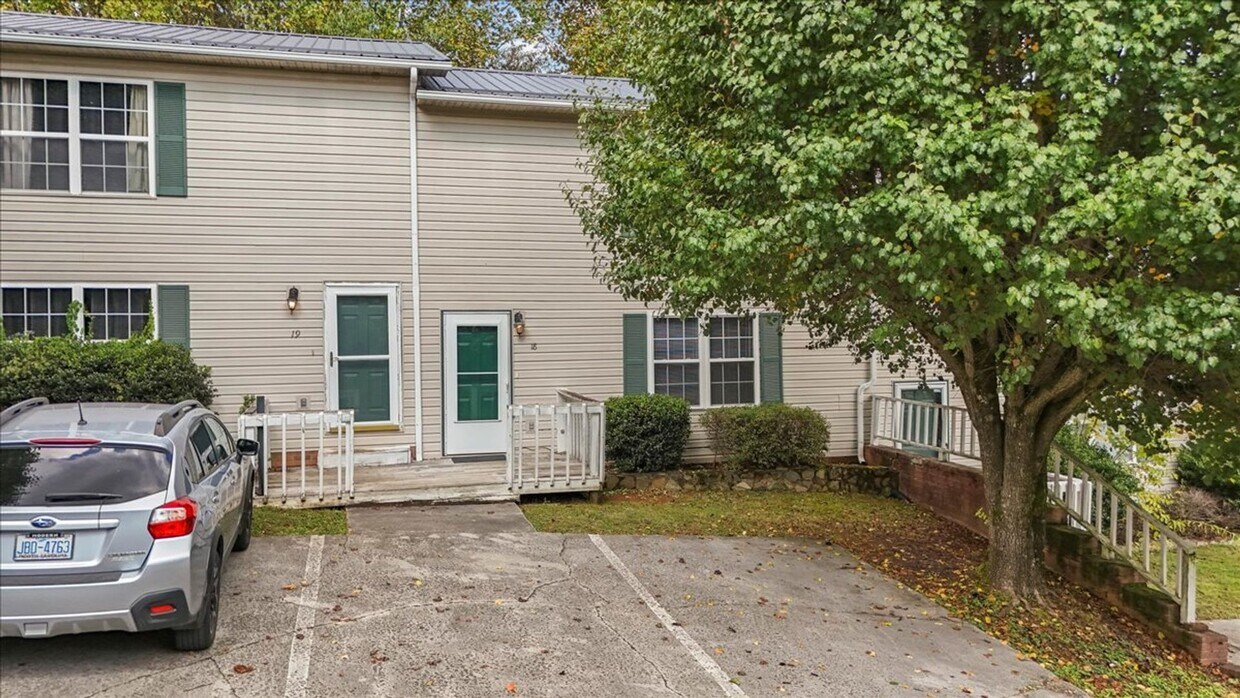 Foto principal - 1700 Lone Oak Rd