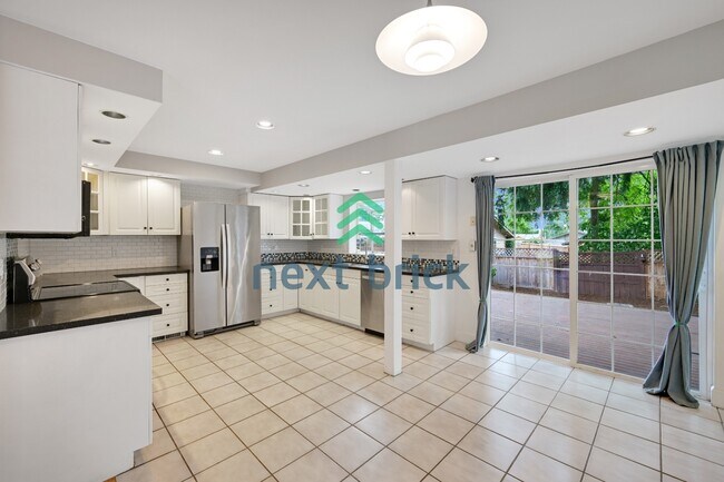 Building Photo - "Charming 3-Bedroom Bellevue Retreat: Cozy Comfort & Ideal Location!"