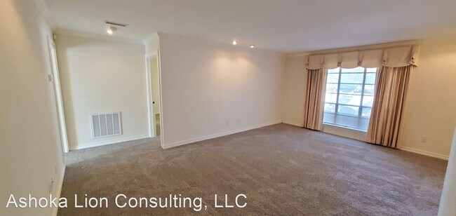 Building Photo - 10574 High Hollows Dr