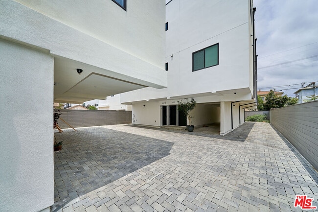 Building Photo - 601 W 41st Pl