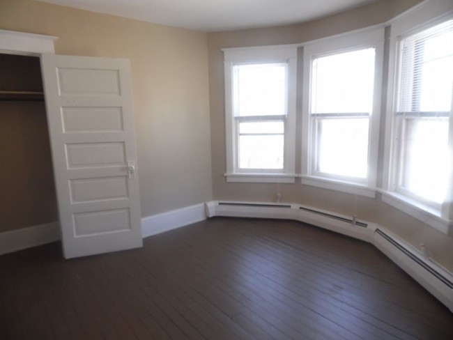Foto del edificio - Large 3 Bedroom With Hardwood Floors