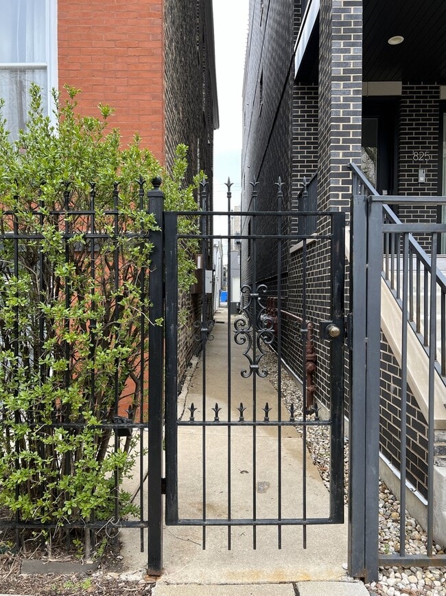 Building Photo - 827 N Wood St